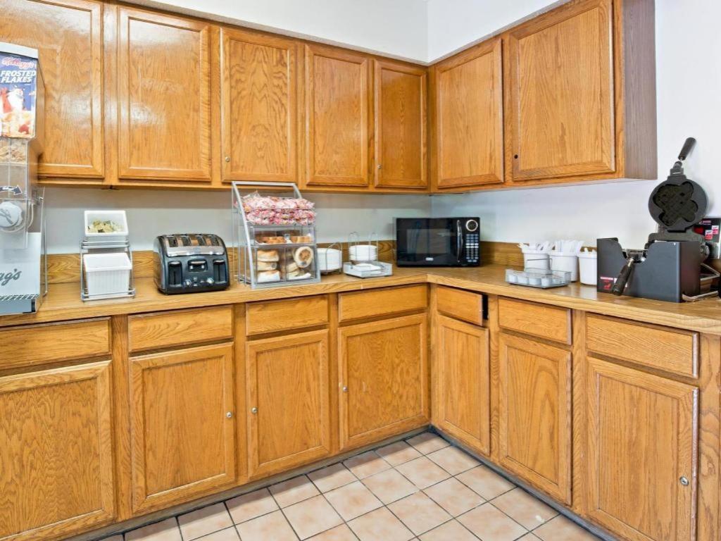 Super 8 By Wyndham Plano/Dallas Area מראה חיצוני תמונה